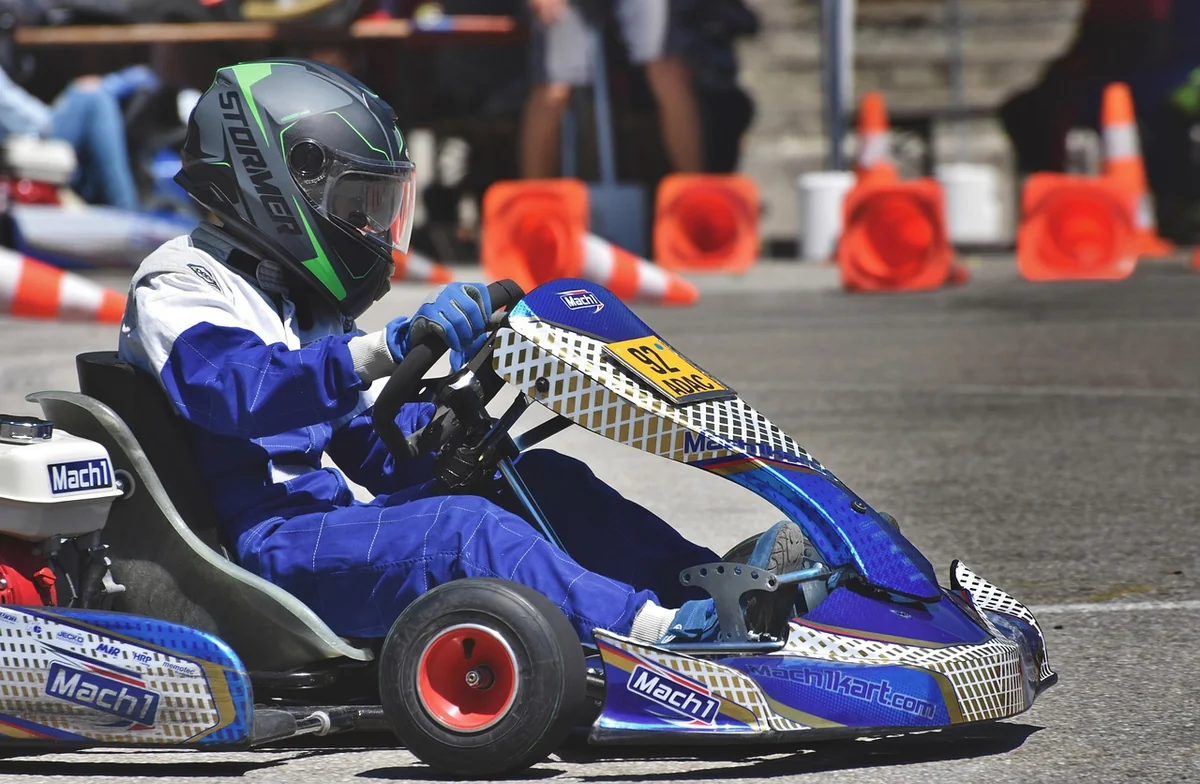 Choisir la combinaison de karting parfaite pour votre morphologie en 2026