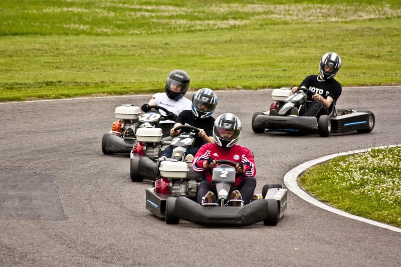 Découvrez les équipements de sécurité indispensables pour le karting en 2026