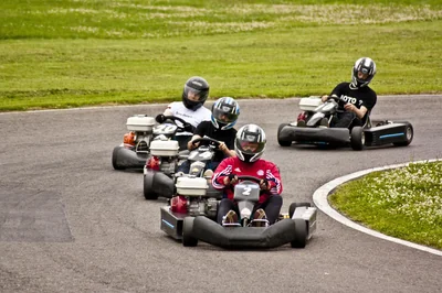 Découvrez les équipements de sécurité indispensables pour le karting en 2026